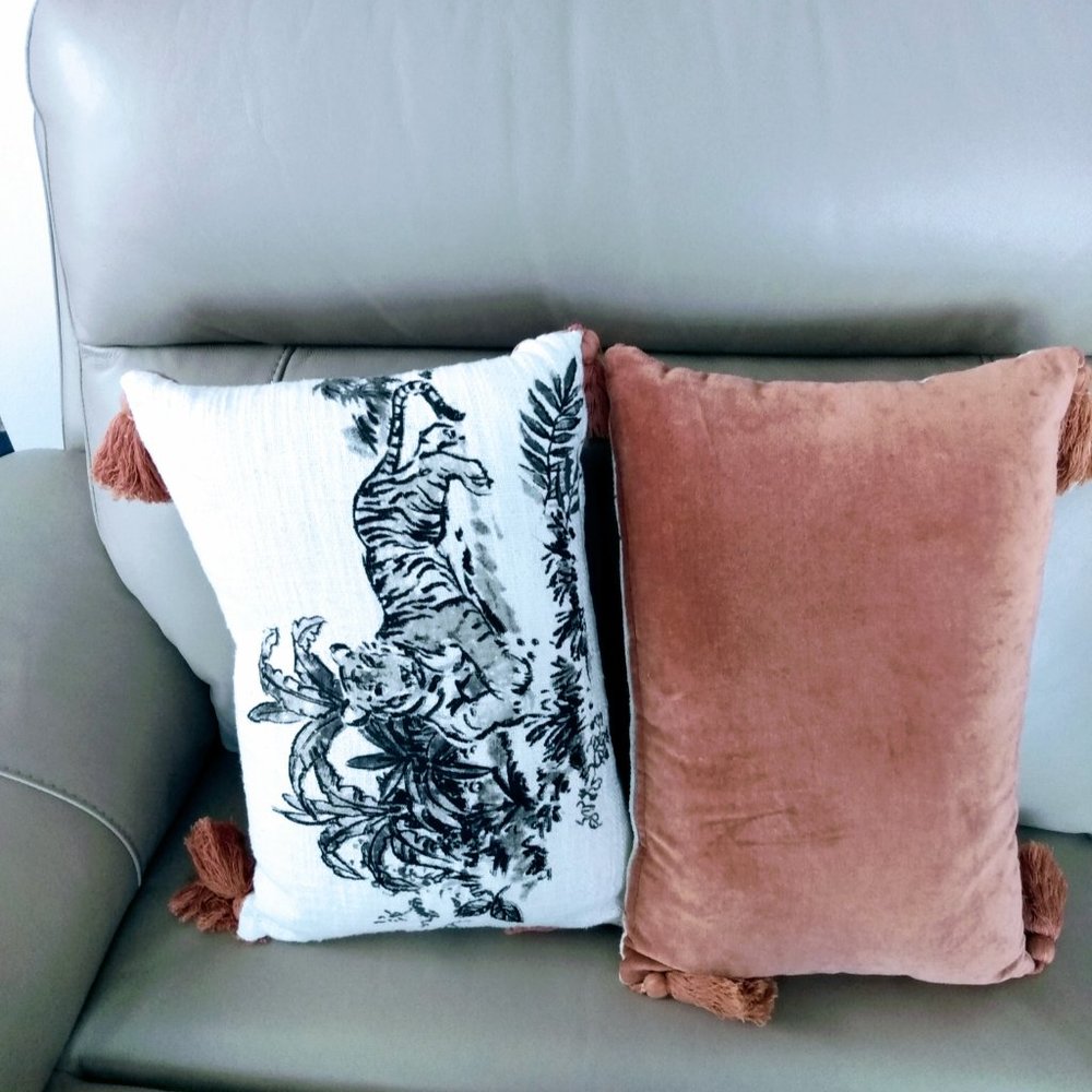 COTTON & VELVET PRINT PILLOW WITH TIGEr IMAGES & TASSELS - Picture 7 of 10
